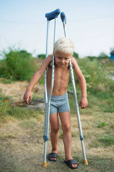 Pojke Blond Man Utan Skjorta Stående Kryckor Utomhus — Stockfoto