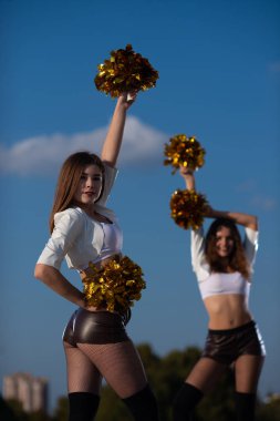 Arka plan açık havada dans çiçekler iki kız amigolarla gökyüzü