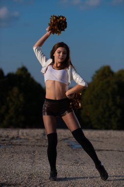 gökyüzü arka plan açık havada dans ponpon güzel amigo kızla