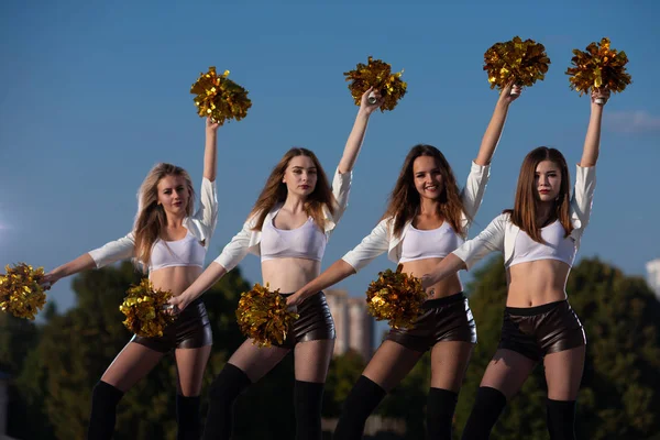 Cuatro Porristas Con Pompones Bailan Aire Libre Fondo Del Cielo — Foto de Stock