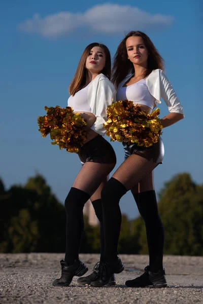 Twee Meisjes Cheerleaders Met Pompons Dansen Buitenshuis Hemel Achtergrond — Stockfoto