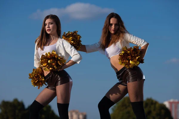 Två Flickor Cheerleaders Med Pomponger Dansa Utomhus Himmel Bakgrund — Stockfoto