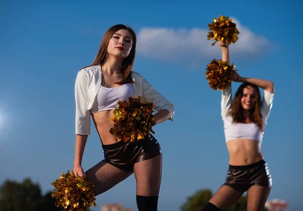 Twee Meisjes Cheerleaders Met Pompons Dansen Buitenshuis Hemel Achtergrond — Stockfoto