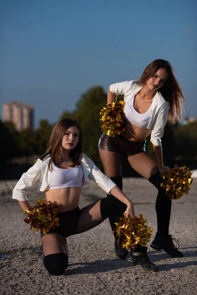 Duas Meninas Líderes Torcida Com Pompons Dançando Livre Fundo Céu — Fotografia de Stock