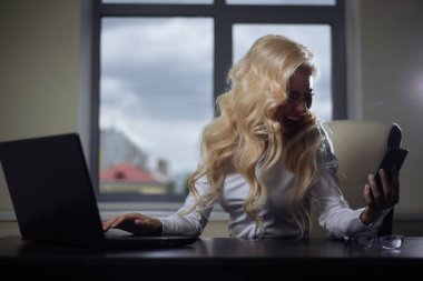 ofiste çekici bir çalışan masada oturan telefonda yemin ediyor. Negatif duygu