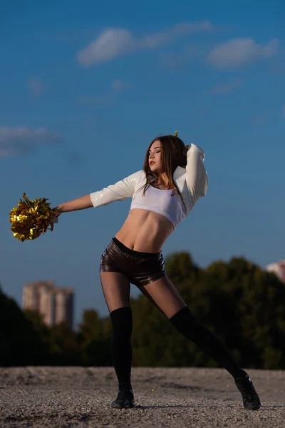 Bela Menina Cheerleader Com Pompons Dançando Livre Fundo Céu — Fotografia de Stock