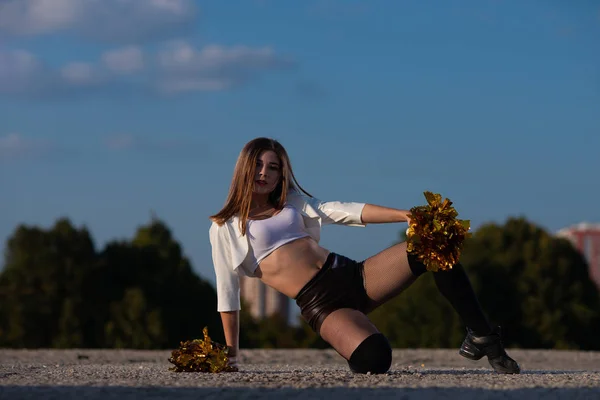 Bela Menina Cheerleader Com Pompons Dançando Livre Fundo Céu — Fotografia de Stock