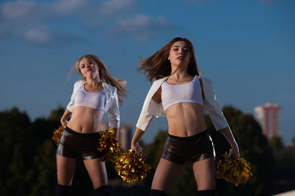 Duas Meninas Líderes Torcida Com Pompons Dançando Livre Fundo Céu — Fotografia de Stock