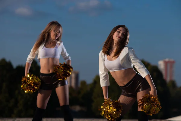 Två Flickor Cheerleaders Med Pomponger Dansa Utomhus Himmel Bakgrund — Stockfoto