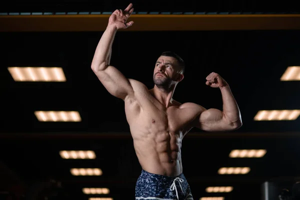 Hombre Atlético Brutal Con Cuerpo Muscular Posa Gimnasio Mostrando Sus — Foto de Stock