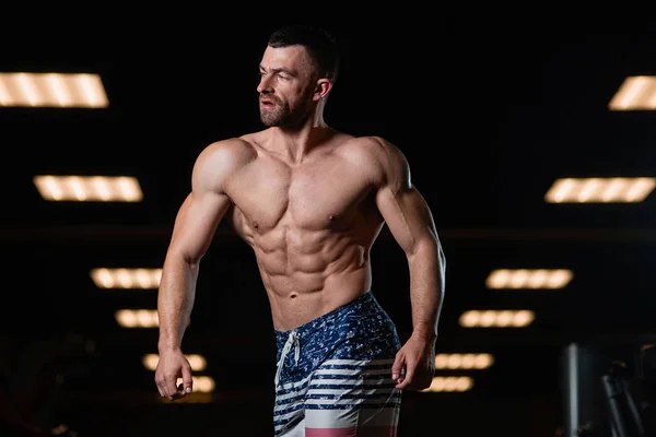 Hombre Atlético Brutal Con Cuerpo Muscular Posa Gimnasio Mostrando Sus — Foto de Stock