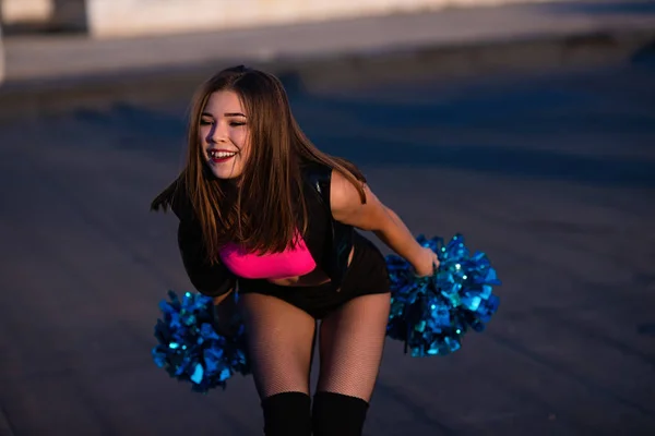 Fille Pom Pom Girl Avec Pompons Dansant Extérieur Sur Toit — Photo