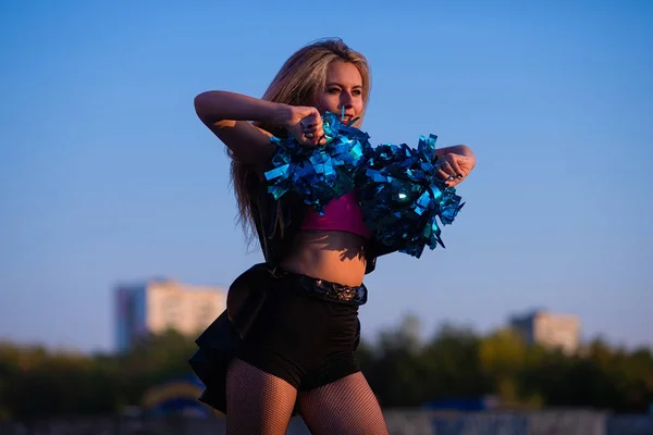 Chica Animadora Con Pompones Bailando Aire Libre Techo Atardecer — Foto de Stock