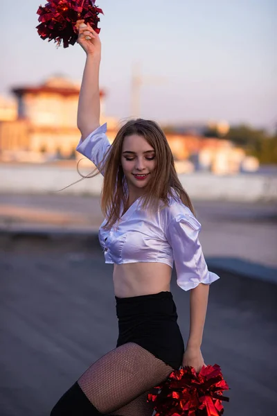 Menina Líder Torcida Com Pompons Dançando Livre Telhado Pôr Sol — Fotografia de Stock