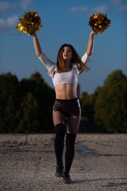 gökyüzü arka plan açık havada dans ponpon güzel amigo kızla