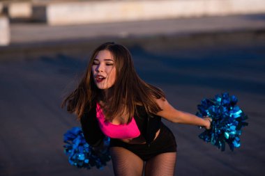 Kız amigo açık havada dans çatıda günbatımında ponpon kızla