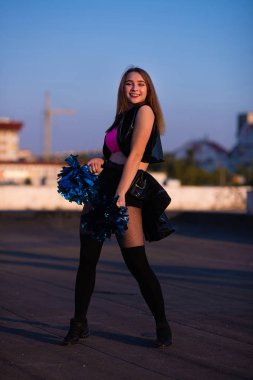 Kız amigo açık havada dans çatıda günbatımında ponpon kızla