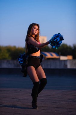 Kız amigo açık havada dans çatıda günbatımında ponpon kızla