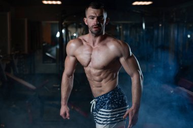 Acımasız bir atletik adam ile bir kas vücut kasları gösterilen spor salonunda teşkil etmektedir. Sağlıklı bir yaşam tarzı kavramı