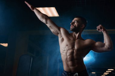 Acımasız bir atletik adam bir kas vücut ile spor salonunda, onun pazı gösterilen teşkil etmektedir. Sağlıklı bir yaşam tarzı kavramı