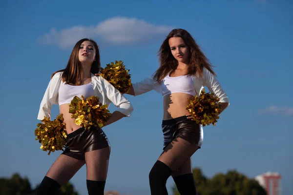 Δύο Κορίτσια Cheerleaders Φούντες Χορό Εξωτερικούς Χώρους Στον Ουρανό Φόντο — Φωτογραφία Αρχείου