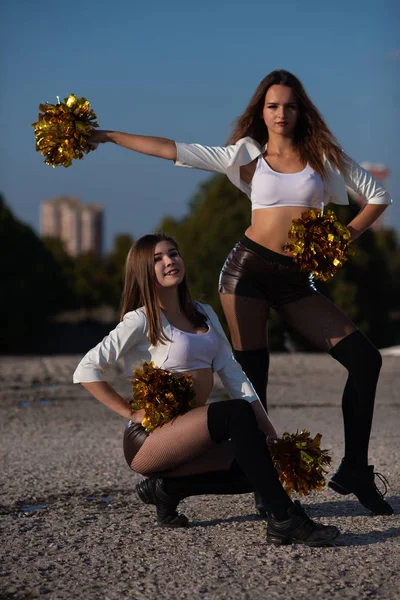 Två Flickor Cheerleaders Med Pomponger Dansa Utomhus Himmel Bakgrund — Stockfoto