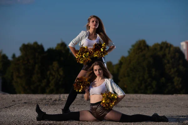 Twee Meisjes Cheerleaders Met Pompons Poseren Buitenshuis Hemel Achtergrond — Stockfoto