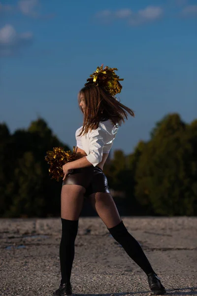 Mooie Cheerleader Meisje Met Pompoms Dansen Buiten Hemelachtergrond — Stockfoto