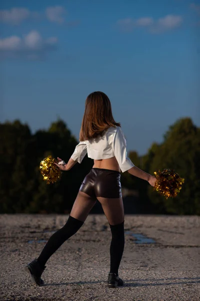Bela Menina Cheerleader Com Pompons Dançando Livre Fundo Céu — Fotografia de Stock