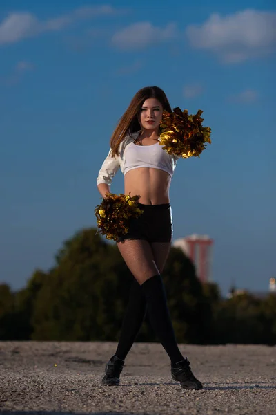 Bela Menina Cheerleader Com Pompons Dançando Livre Fundo Céu — Fotografia de Stock