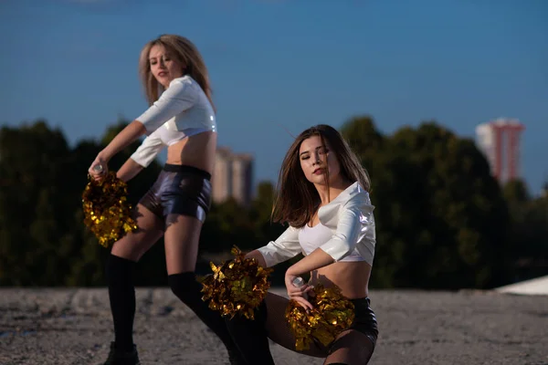 Duas Meninas Líderes Torcida Com Pompons Dançando Livre Fundo Céu — Fotografia de Stock