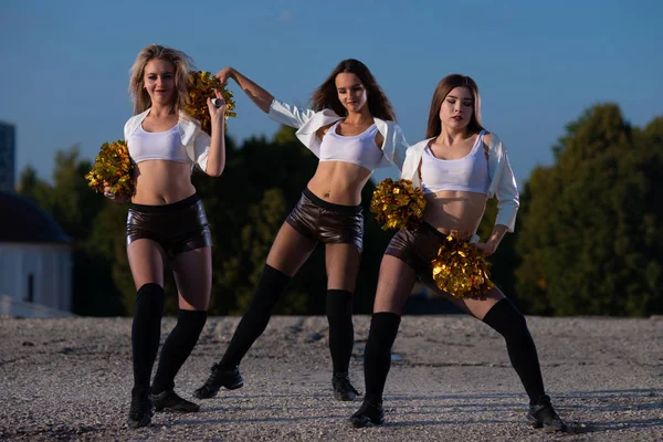 Duas Meninas Líderes Torcida Com Pompons Dançando Livre Fundo Céu — Fotografia de Stock