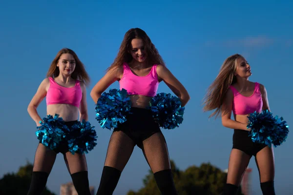 Drie Cheerleader Meisjes Met Pompoms Dansen Buiten Hemelachtergrond — Stockfoto