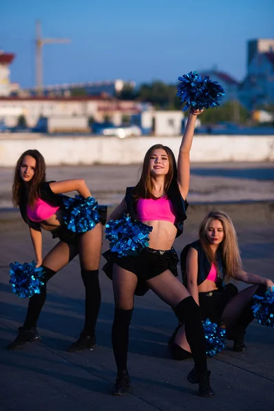 Cheerleader Meisjes Dansen Het Dak Bij Zonsondergang Tegen Stad Landschap — Stockfoto