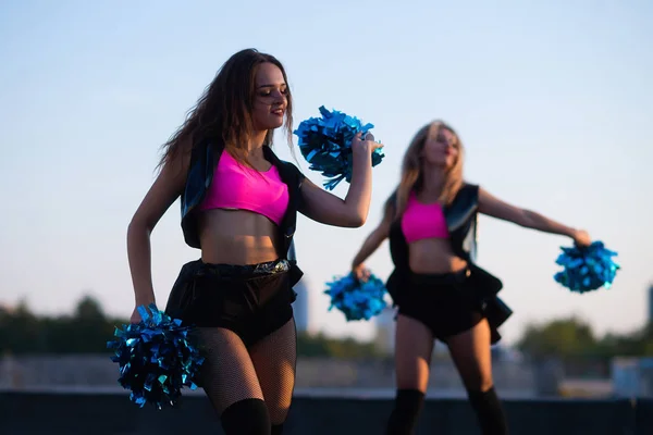 Cheerleader Tjejer Dansar Taket Vid Solnedgången Mot Stadslandskapet — Stockfoto