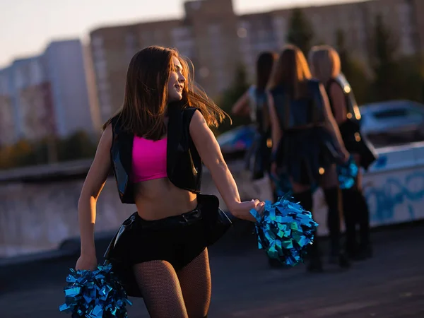 Cheerleader Girls Dancing Roof Sunset City Landscape — Stock Photo, Image