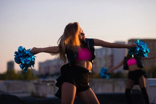Вболівальники Дівчата Танцюють Даху Під Час Заходу Сонця Проти Міського — стокове фото