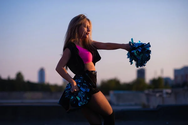 Flicka Cheerleader Med Pompoms Dans Utomhus Taket Vid Solnedgången — Stockfoto
