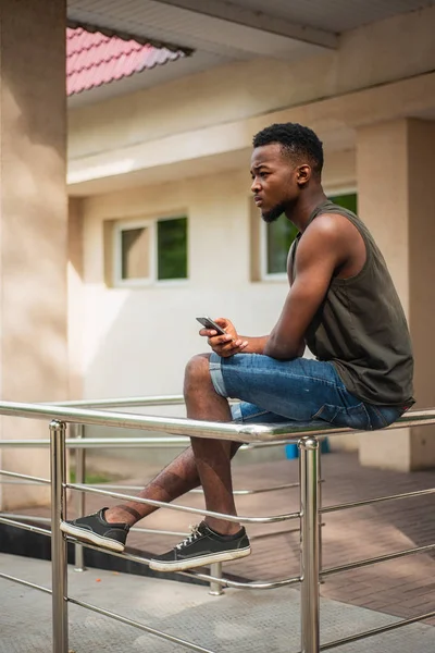 Hipster Urbano Concentrado Joven Usando Smartphone Adolescente Afroamericano Sosteniendo Teléfono — Foto de Stock