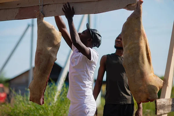 Carniceros Negros Cuelgan Cadáveres Cerdo Para Posterior Procesamiento Aire Libre — Foto de Stock