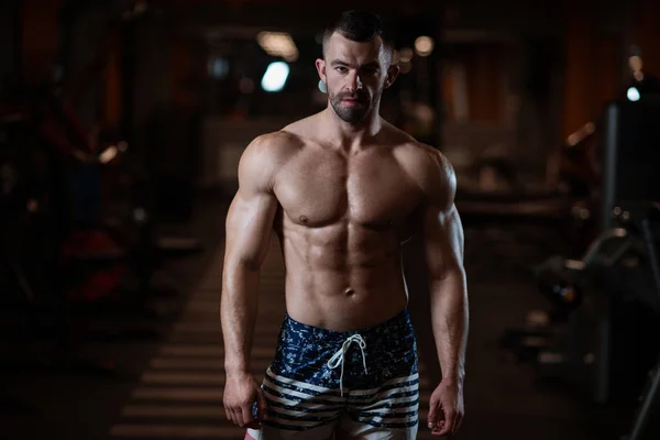 Hombre Atlético Brutal Con Cuerpo Muscular Posa Gimnasio Mostrando Sus — Foto de Stock