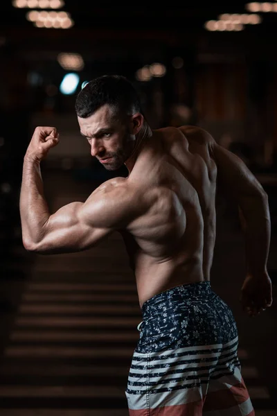 Hombre Atlético Brutal Con Cuerpo Muscular Posa Gimnasio Mostrando Sus — Foto de Stock