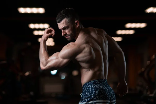 Hombre Atlético Brutal Con Cuerpo Muscular Posa Gimnasio Mostrando Sus — Foto de Stock