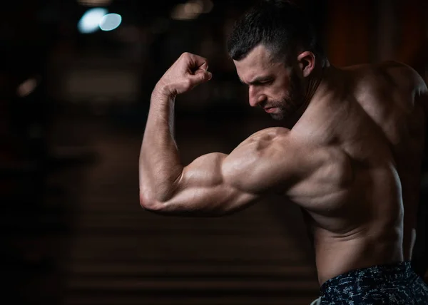 Brutální Atletický Muž Svalnaté Tělo Představuje Tělocvičně Předvádí Jeho Biceps — Stock fotografie