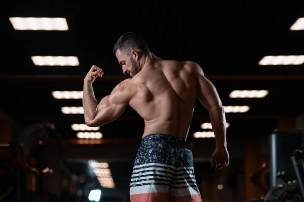 Seorang Pria Atletik Brutal Dengan Tubuh Berotot Berpose Gym Memamerkan — Stok Foto
