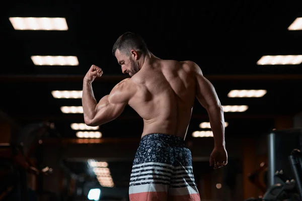 Hombre Atlético Brutal Con Cuerpo Muscular Posa Gimnasio Mostrando Sus — Foto de Stock