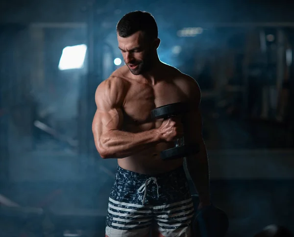 Przystojny Młody Mężczyzna Mięśni Ćwiczenia Hantlami Facet Trenuje Jego Biceps — Zdjęcie stockowe