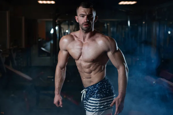 Hombre Atlético Brutal Con Cuerpo Muscular Posa Gimnasio Mostrando Sus — Foto de Stock