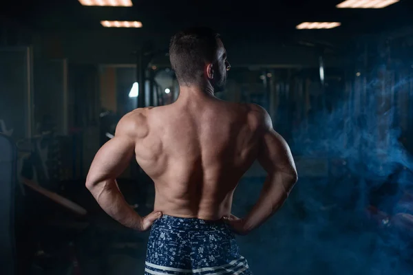 Homme Athlétique Brutal Avec Corps Musclé Posant Dans Salle Gym — Photo