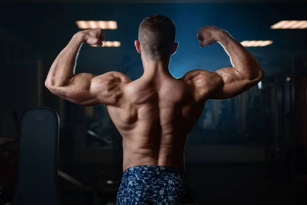 Brutal Atletisk Man Med Muskulös Kropp Utgör Gymmet Visar Upp — Stockfoto